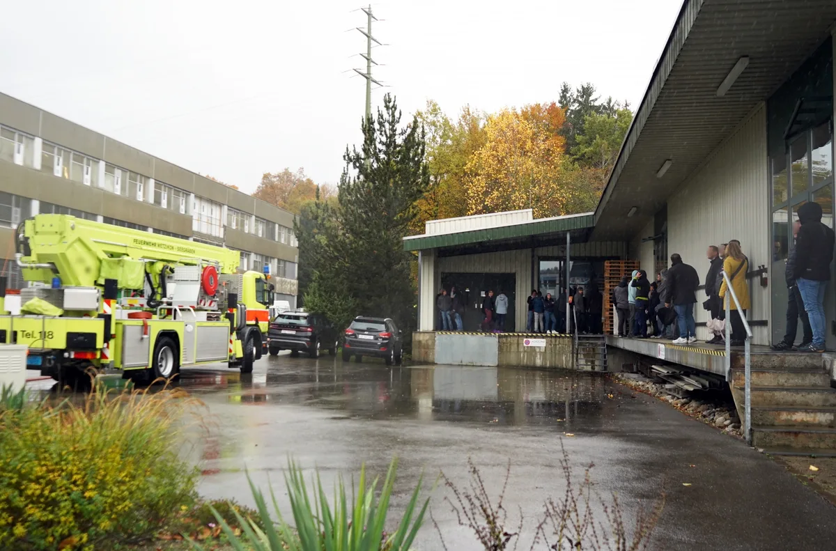 Evakuierte Personen vor einem Gebäude.